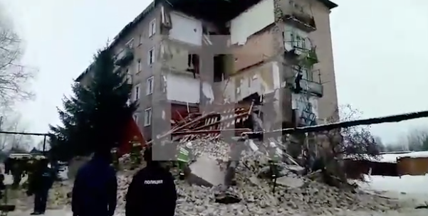 Услышал треск. Мужчина успел спасти жильцов дома перед обрушением под Ивановым