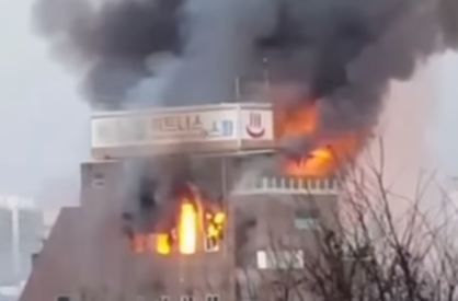 29 человек погибших - опубликованы кадры горящей сауны, где люди прыгают из окон