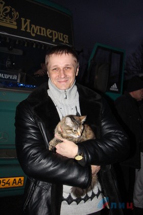 Харьковчанин сдержал обещание и привез в ЛНР из украинского плена свою подругу-кошку