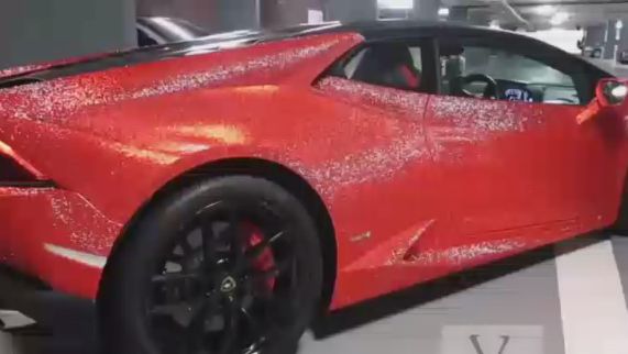 Показушная роскошь. Британцев шокировала русская студентка своим Lamborghini с миллионом страз Сваровски
