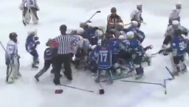 Юные хоккеисты устроили на льду "самое натуральное месилово"