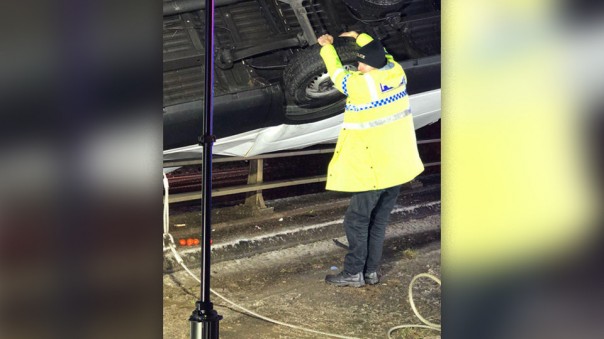 Британский полицейский голыми руками держал грузовик, падающий с моста