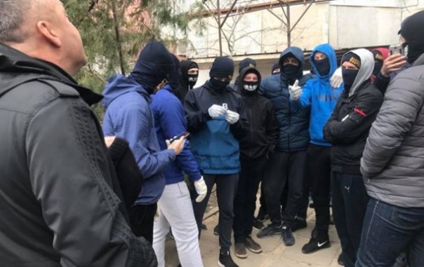 В Херсоне депутата забросали яйцами