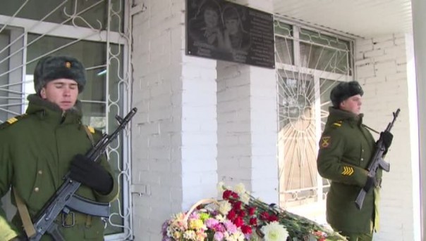 В Биробиджане открыли мемориал погибшим в Сирии медсестрам