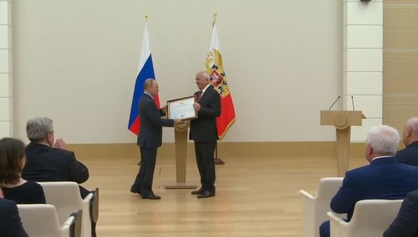 Путин наградил сотрудников российской оборонки