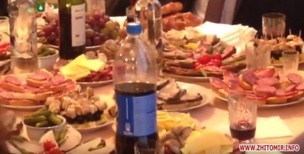 Чиновники украинского города отметили день инвалида обжираловкой с водкой и икрой, а незрячих людей кормили печеньем и пирожками