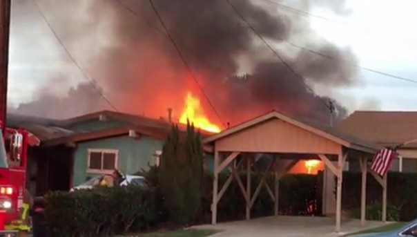 В Калифорнии самолет врезался в жилой дом