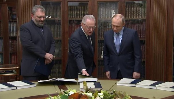 Владимир Путин первым увидел 35 томов Большой российской энциклопедии