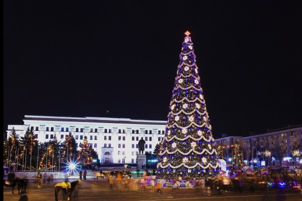 В Луганске и Донецке зажглись Главные Ёлки Республик