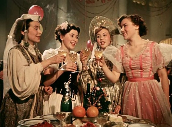 Диетологи обвинили СССР в традиции новогоднего переедания