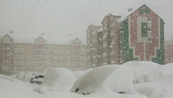 На Сахалине ураганный ветер снес с балкона вышедшую покурить пенсионерку