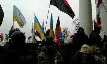 Сторонники Саакашвили штурмуют Октябрьский дворец. Полиция применила газ