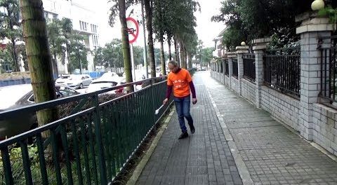 Дворник-миллионер: бизнесмен из Китая каждое утро убирает улицу