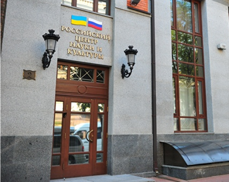 В Киеве националисты облили краской здание Россотрудничества, в Кировоградской области памятник героям Великой Отечественной войны подвергся нападению