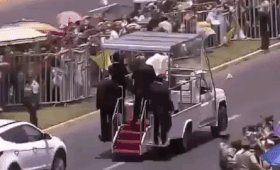 Папа римский испугал лошадь сигналом авто, и она рухнула вместе с наездницей