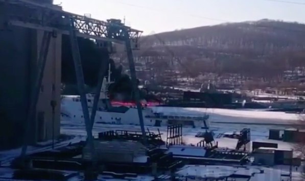 Очевидец снял пожар на подлодке во Владивостоке (Видео)