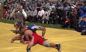 Бабушка не выдержала и отлупила соперника её внука прямо на ринге (видео)