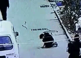 Подросток бросил петарду в канализацию и взлетел на воздух (видео)