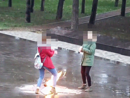 Станцевали и оплевали. Две школьницы осквернили Вечный огонь — видео