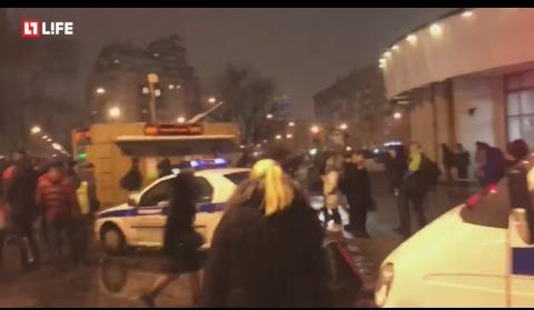 Строительные леса обрушились на людей в подземном переходе у метро "1905 года" в Москве. Пострадало 10 человек