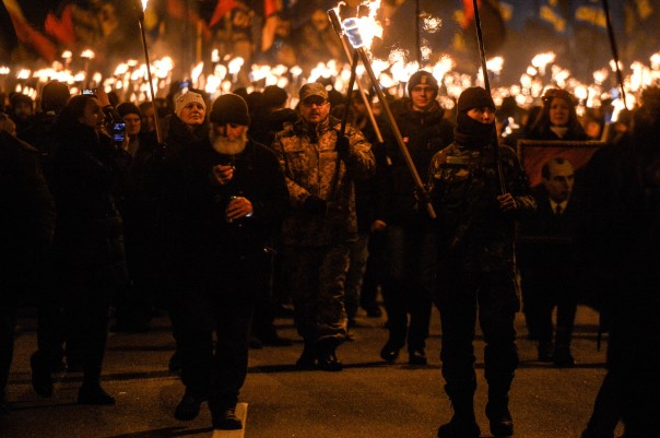 «А может, надо было жахнуть?»: нацисты провели марши у линии разграничения