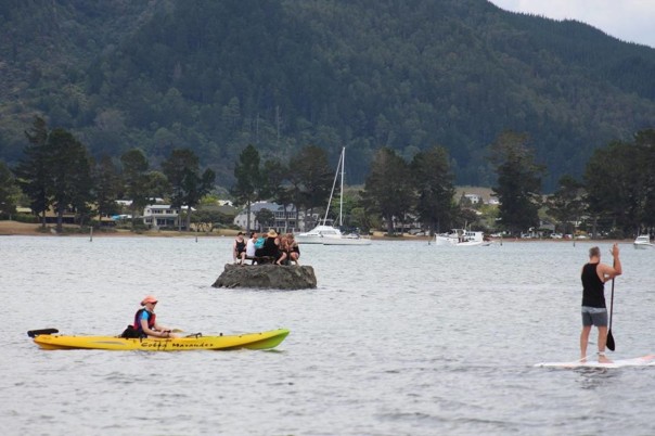 Новозеландцы построили остров из песка, чтобы избежать запрета на алкоголь в Новый год