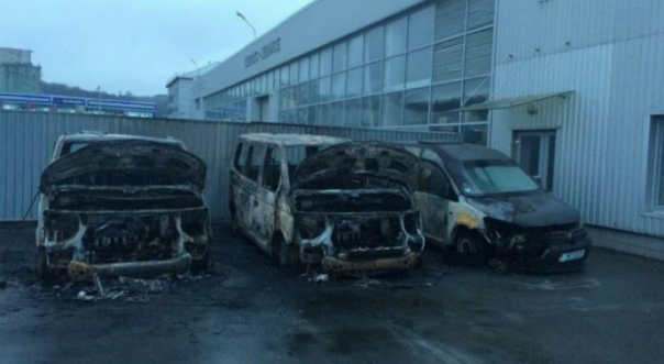 В Киеве сожгли три машины "муниципальной полиции", где служат бандеровцы из С-14