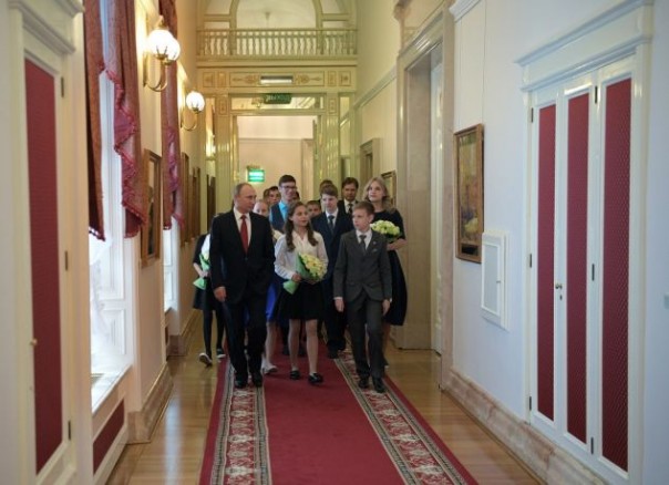 Путин встретится с авторами лучших школьных сочинений о будущем России