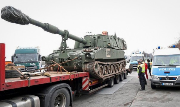 В Германии остановили конвой с американскими гаубицами