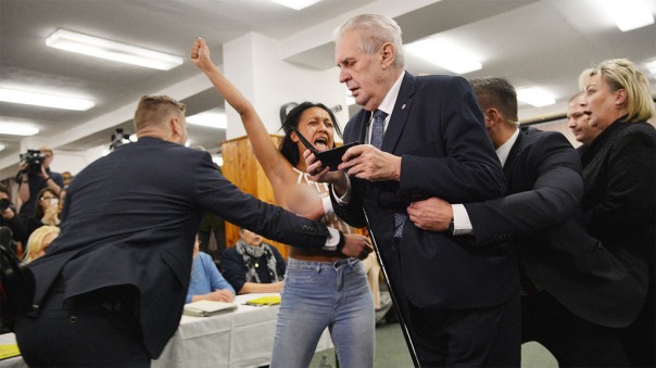 Голая активистка Femen набросилась на президента Чехии
