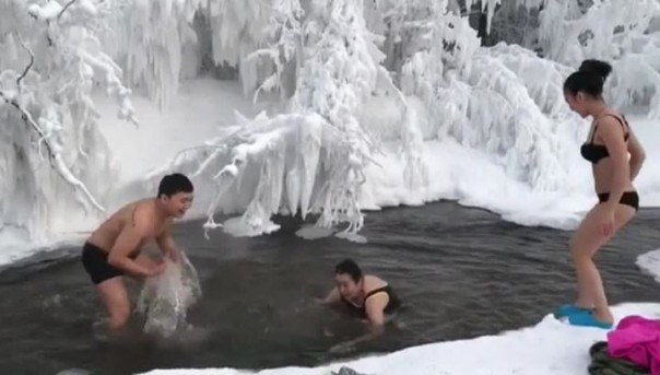 "-50. Купание в источнике": якутские морозы поражают иностранцев