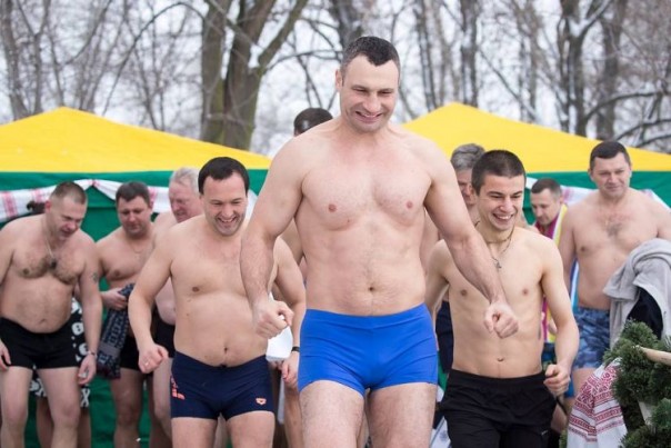 "Кто плохо работает — вынырнет не сразу". Кличко неуместно пошутил про Крещение