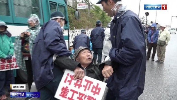Боевые вертолеты над школами: чаша японского терпения переполнилась