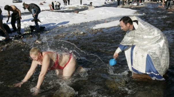 Инсульт, инфаркт, бесплодие... Какие болезни "живут" в крещенских прорубях