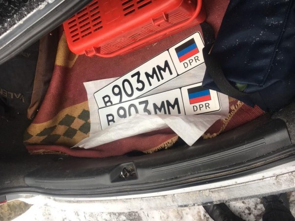 На украинском КПП задержали дончанина за номера ДНР в багажнике