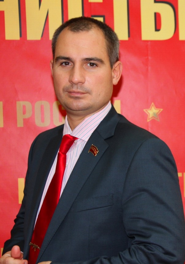 Кандидат от "Коммунистов России" Максим Сурайкин собрал нужное число подписей для участия в выборах