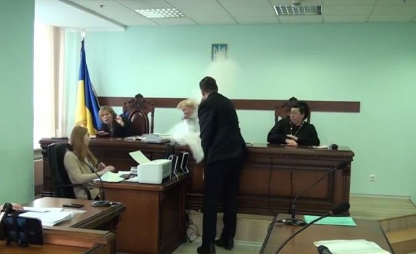 Украинский мир: В Киеве судей прямо на заседании обсыпали мукой