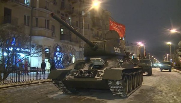 Волгоград увидел ночную репетицию парада, посвященного Сталинградской битве
