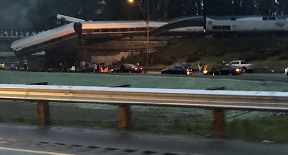 В США столкнулись пассажирский и грузовой поезда. В больницах 116 человек, есть погибшие