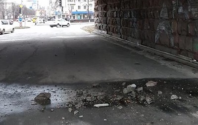 В стране уставших мостов: С Воздухофлотского моста в Киеве отваливается бетон