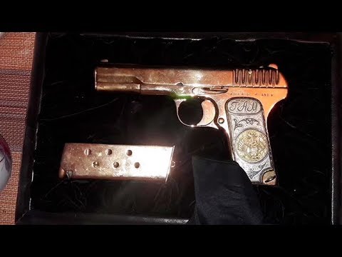 При обыске у врио премьера Дагестана нашли золотой пистолет и автоматы Калашникова
