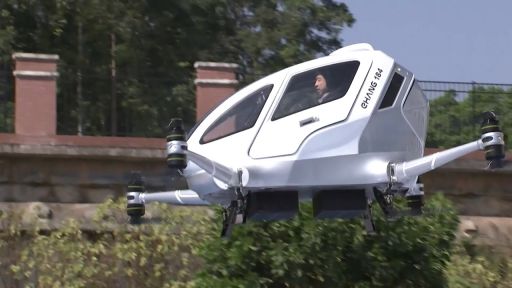 Пролетая над огромной пробкой: в Китае протестировали беспилотное такси