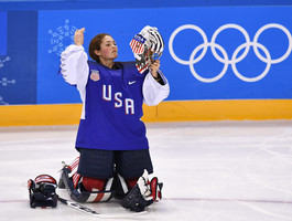 Хоккеистки из Канады и США устроили драку во время матча ОИ — видео