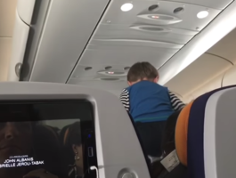 Пассажир самолёта снял на видео ребёнка, в которого вселился бес