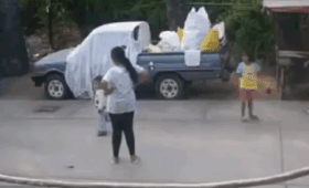 Этот мальчик родился в рубашке — пальма падает в сантиметре от него (видео)