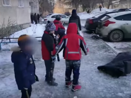 В Екатеринбурге дети несколько часов играли рядом с телом погибшего человека