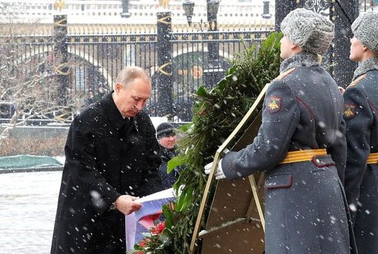 Владимир Путин возложил венок к Могиле Неизвестного Солдата