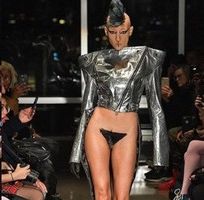 А у тебя девушка модная? На Неделе моды в Нью-Йорке известный дизайнер представил парики для лобков