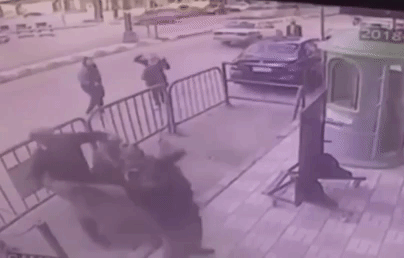 Полицейский поймал упавшего с балкона ребёнка и сам оказался в больнице (видео)