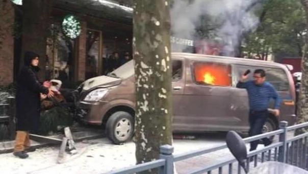 Крупное ДТП в центре Шанхая: Фургон въехал в толпу, 18 пострадавших